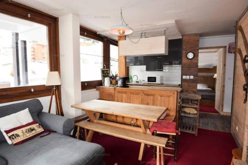 une cuisine et un salon avec une table et un canapé dans l'établissement Résidence L'aconcagua - 3 Pièces 5 pers - ACONCAGUA - PLAGNE CENTRE - avec WIFI MAE-8804, à Aime La Plagne