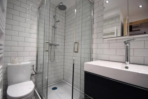 une salle de bain avec une douche, des toilettes et un lavabo dans l'établissement Résidence L'aconcagua - 3 Pièces 5 pers - ACONCAGUA - PLAGNE CENTRE - avec WIFI MAE-8804, à Aime La Plagne