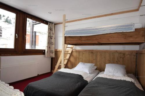une chambre avec deux lits superposés et une fenêtre dans l'établissement Résidence L'aconcagua - 3 Pièces 5 pers - ACONCAGUA - PLAGNE CENTRE - avec WIFI MAE-8804, à Aime La Plagne