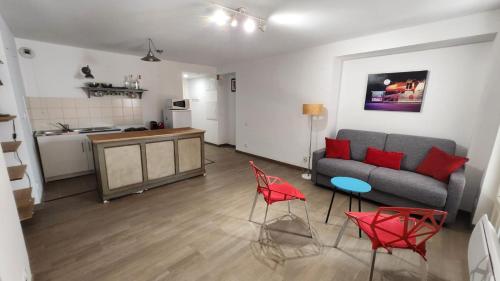 un salon avec un canapé, une table et des chaises dans l'établissement Charmant Appart Studio 30m2 avec Terrasse 10m2 Vieux Port - Panier - Host Elite, à Marseille