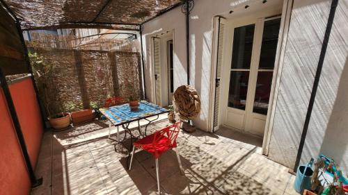 - un balcon avec une table et des chaises dans l'établissement Charmant Appart Studio 30m2 avec Terrasse 10m2 Vieux Port - Panier - Host Elite, à Marseille