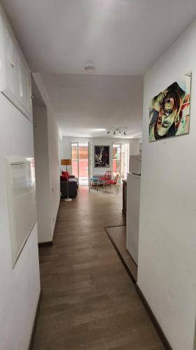 une pièce avec une cuisine et un salon dans l'établissement Charmant Appart Studio 30m2 avec Terrasse 10m2 Vieux Port - Panier - Host Elite, à Marseille