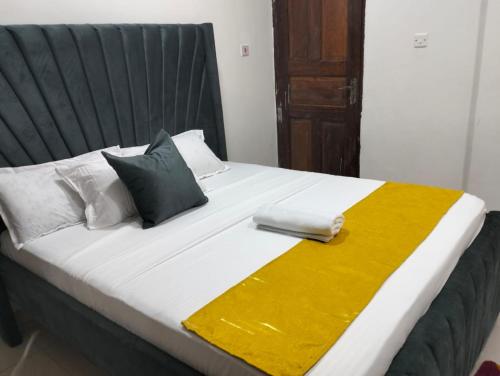 Ένα ή περισσότερα κρεβάτια σε δωμάτιο στο Elegant Two Bedroom Nyali
