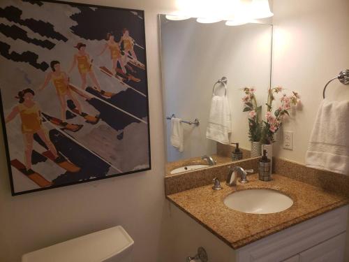 Koupelna v ubytování Ilikai on Waikiki Beach Oceanview Hotel Condo 1729