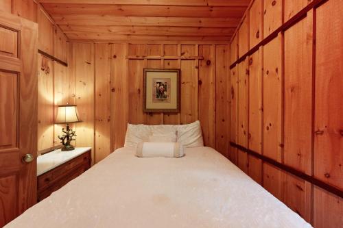 Postel nebo postele na pokoji v ubytování Lakeview Cabin