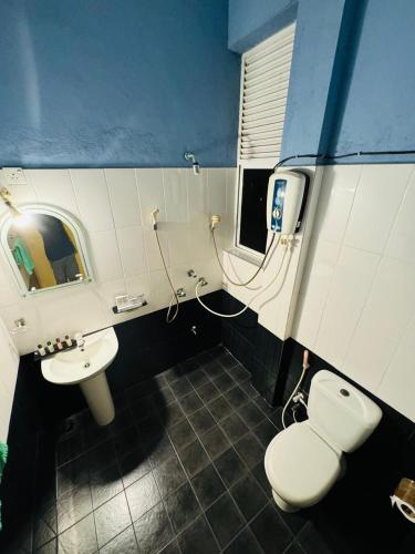 a bathroom with a toilet and a sink at CITYSCAPE YALA BY 999 HOTEL & RESTAURANT in Tissamaharama
