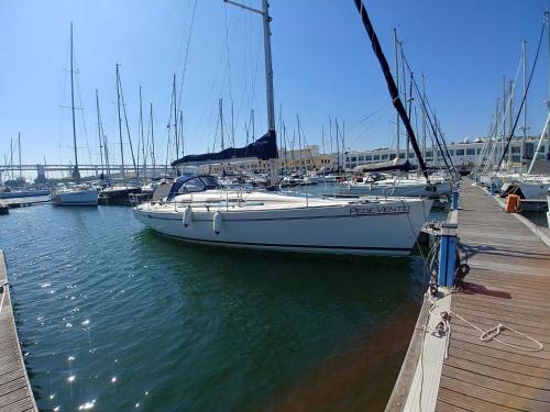 een boot is aangemeerd op een dok in het water bij Sleep on a Sailboat in Lisbon a unique stay in Lissabon