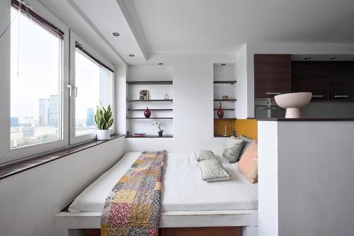 ワルシャワにあるCozy And Bright - City Center - Zgoda 13の窓のある部屋のベッド