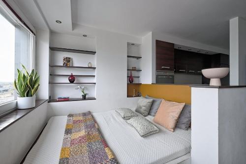 ワルシャワにあるCozy And Bright - City Center - Zgoda 13の窓のある部屋にベッドがある寝室