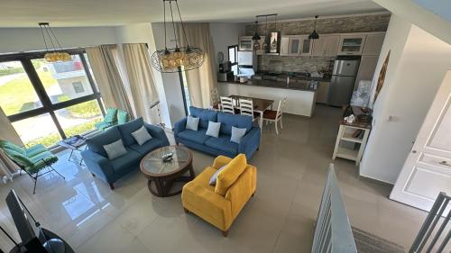 Lovely penthouse 4- bedroom directly on the lagoon