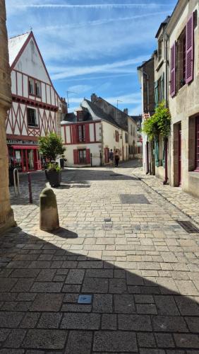 une rue pavée dans une ville avec des bâtiments dans l'établissement L'endroit idéal au croisic, au Croisic