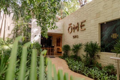 a brick building with the one way sign on it at The Reef Playacar Beach Resort & Spa-Optional All Inclusive in Playa del Carmen