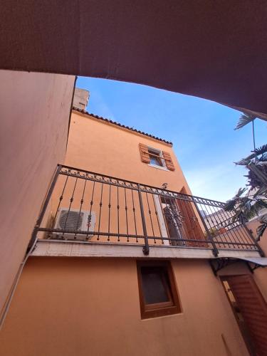 a balcony on the side of a building at Atraktivna kuća sa saunom i grijanim jacuzzijem in Cres