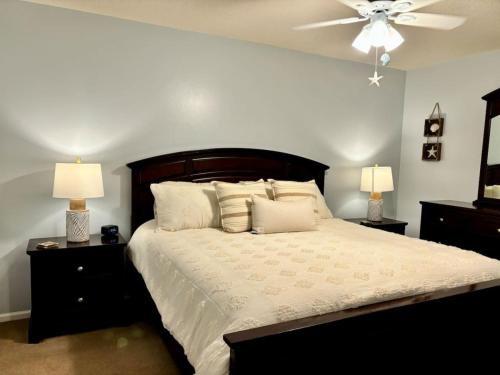 Postel nebo postele na pokoji v ubytování Cozy Beach Condo in Complex