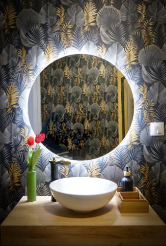 a bathroom with a bowl on a table with a mirror at Luz Atlántica, centro de A Coruña in A Coruña