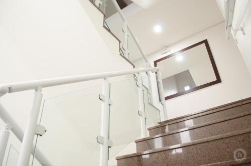 einen Spiegel an der Wand über einer Treppe in einem Gebäude in der Unterkunft Hotel São Paulo in Rio Grande