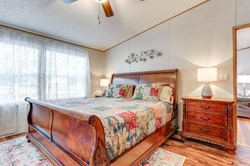 Postel nebo postele na pokoji v ubytování Relax, Swim and Explore Home in Wimberley!