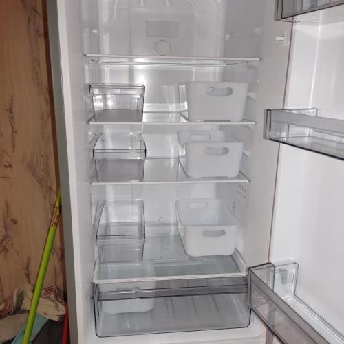 d'un réfrigérateur avec une porte ouverte et des étagères. dans l'établissement Au nid carolo, à Charleville-Mézières