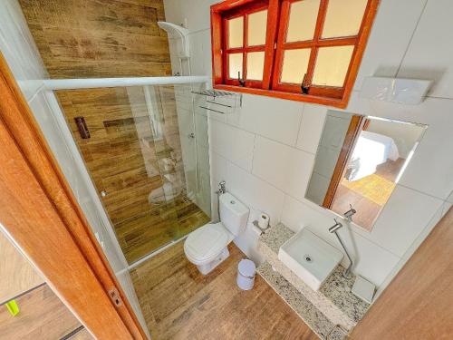 a bathroom with a toilet and a shower at Pousada Ar da Montanha in Serra Negra
