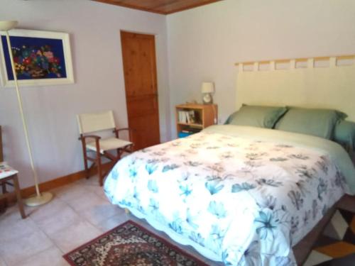 une chambre avec un lit, une table et une chaise dans l'établissement Gite 