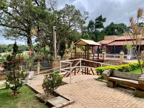 einen Park mit einer Bank und einem Pavillon in der Unterkunft Casa mobiliada em Viçosa do Ceará em condomínio in Viçosa do Ceará