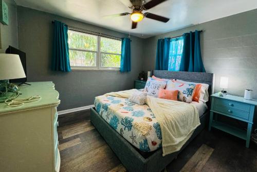 Voodi või voodid majutusasutuse Coastal Cottage Beach retreat jacuzzi firepit toas