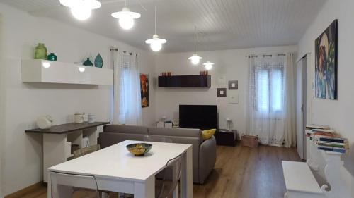 a living room with a couch and a table at Il Granaio letterario in Padova