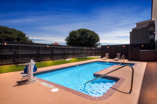 Quality Inn Bastropの敷地内または近くにあるプール
