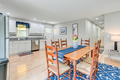 Dapur atau dapur kecil di Square Pond Vacation Rental with Boat Dock and View!