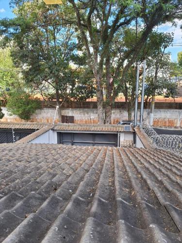 a shingle roof of a building with a garage at Casa Alto Da Boa Vista Com Piscina e Churrasqueira in São Paulo