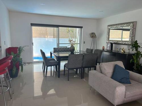 Posezení v ubytování Comfy House with Heated Pool