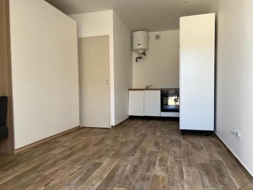 une pièce vide avec des murs blancs et du parquet dans l'établissement Studio indépendant tout équipé, aux Pennes-Mirabeau