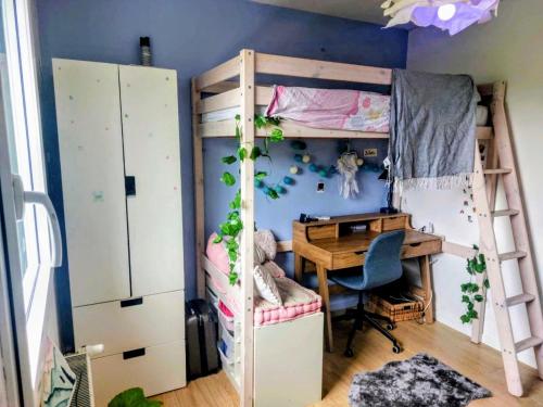 a room with a desk and a bunk bed at Maison de vacances spacieuse et lumineuse, proche Nantes et mer in Treillières