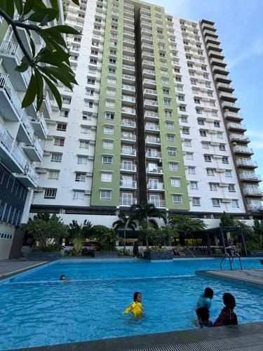 Πισίνα στο ή κοντά στο Mesatierra Garden Residences By Prime Staycation Davao