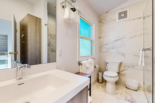 オリンピックバレーにあるModern Mountain Getawayの洗面台とトイレを備えた白いバスルーム