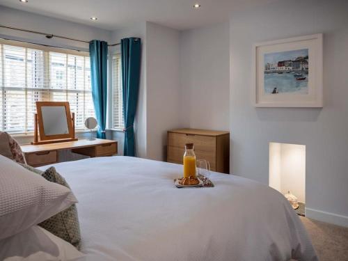En eller flere senge i et værelse på Padstow Escapes - Trenemere