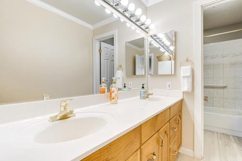 スコッツデールにあるWalkable Scottsdale Condo with Pool Access!の洗面台、鏡、浴槽のあるバスルーム