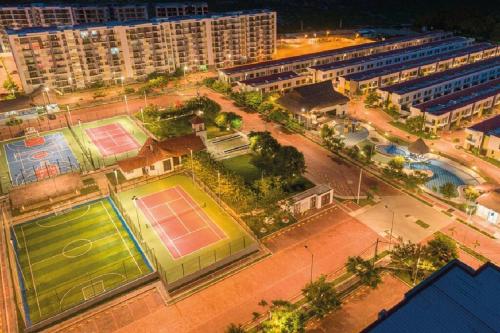 an overhead view of two tennis courts in a city at Fabuloso Apto Club House Piscina Sauna Turco y mucho más in Ricaurte