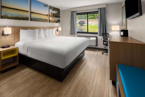 Postel nebo postele na pokoji v ubytování Days Inn by Wyndham Wurtsboro