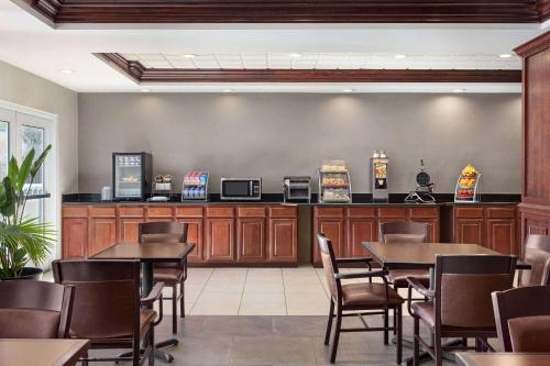 Restoran atau tempat lain untuk makan di Wingate By Wyndham Southport
