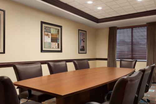 Kawasan bisnes dan/atau bilik persidangan di Wingate By Wyndham Southport