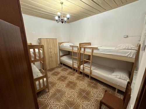Postel nebo postele na pokoji v ubytování Tirana Lemon Breeze Hostel