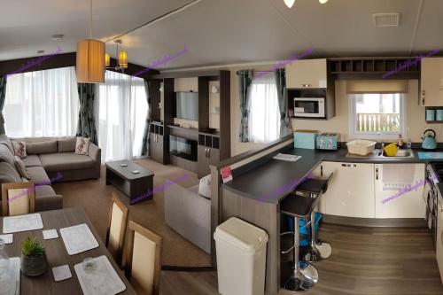 eine Küche und ein Wohnzimmer mit einer Küche und einem Wohnzimmer in der Unterkunft Regal, West Sands, Seal Bay Resort, Selsey in Selsey