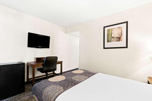 a hotel room with a bed and a desk at Best Western Yacht Harbor Hotel in San Diego