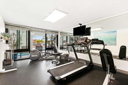 a gym with several treadmills and a treadmill at Best Western Yacht Harbor Hotel in San Diego