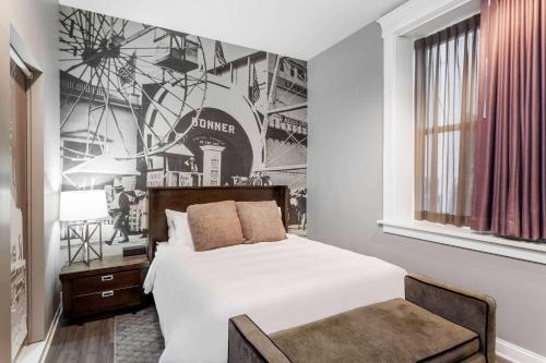 Postel nebo postele na pokoji v ubytování Hotel at the Lafayette Trademark Collection by Wyndham