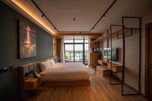 乔治敦Aiden by Best Western Georgetown Guyana的带床和书架的卧室