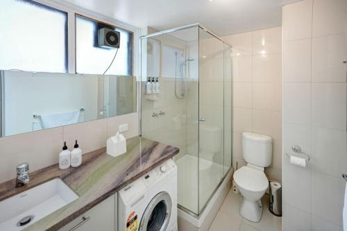 ein Badezimmer mit Toilette, Waschbecken und Waschmaschine in der Unterkunft Twin Towers 504B in Mount Buller