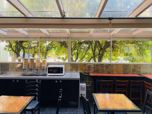 Nhà bếp/bếp nhỏ tại SureStay by Best Western Richmond Vancouver Airport