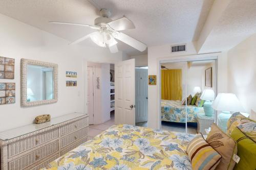 Ένα ή περισσότερα κρεβάτια σε δωμάτιο στο Plantation Palms #6205